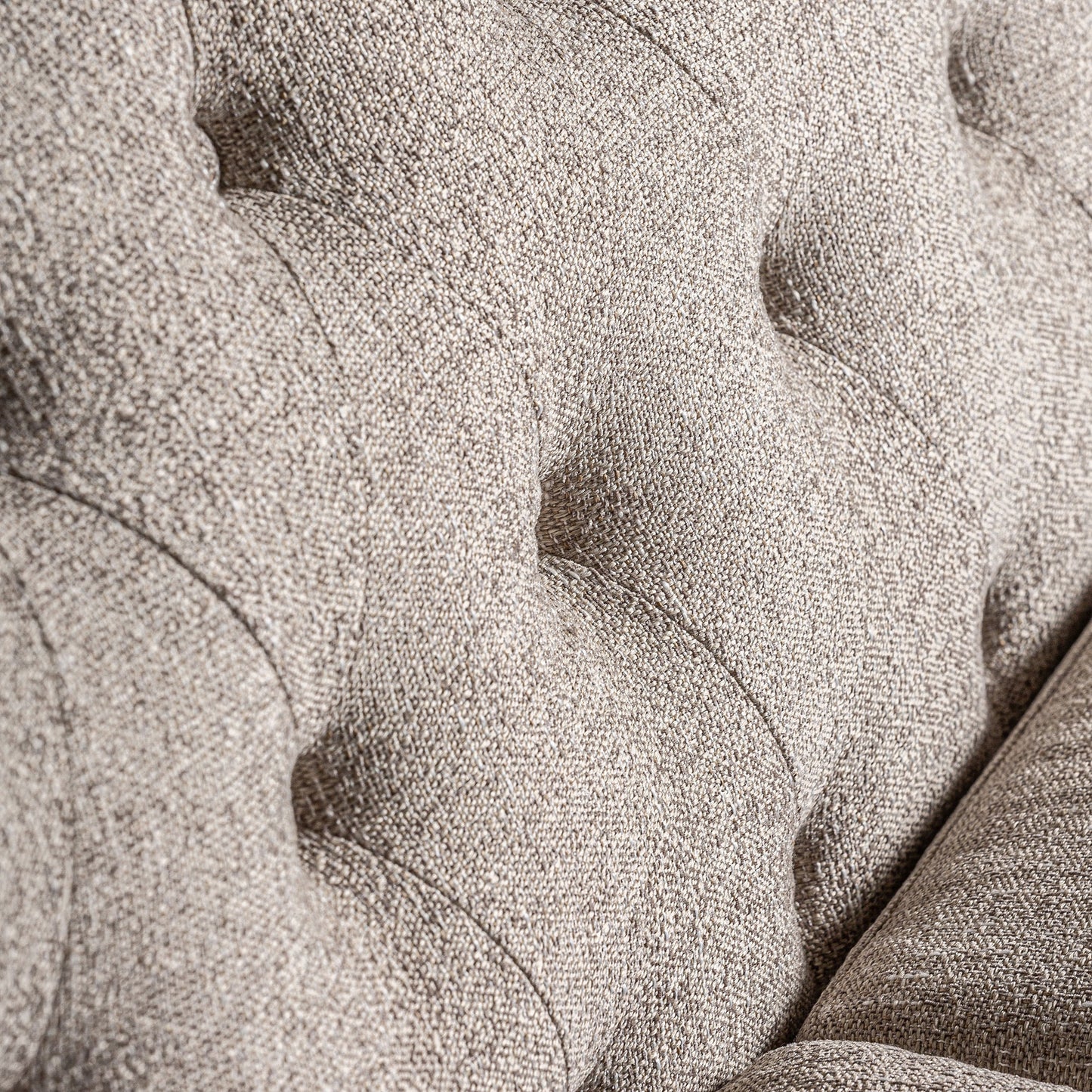 Sofá Silz tres plazas en beige minimalista y colonial