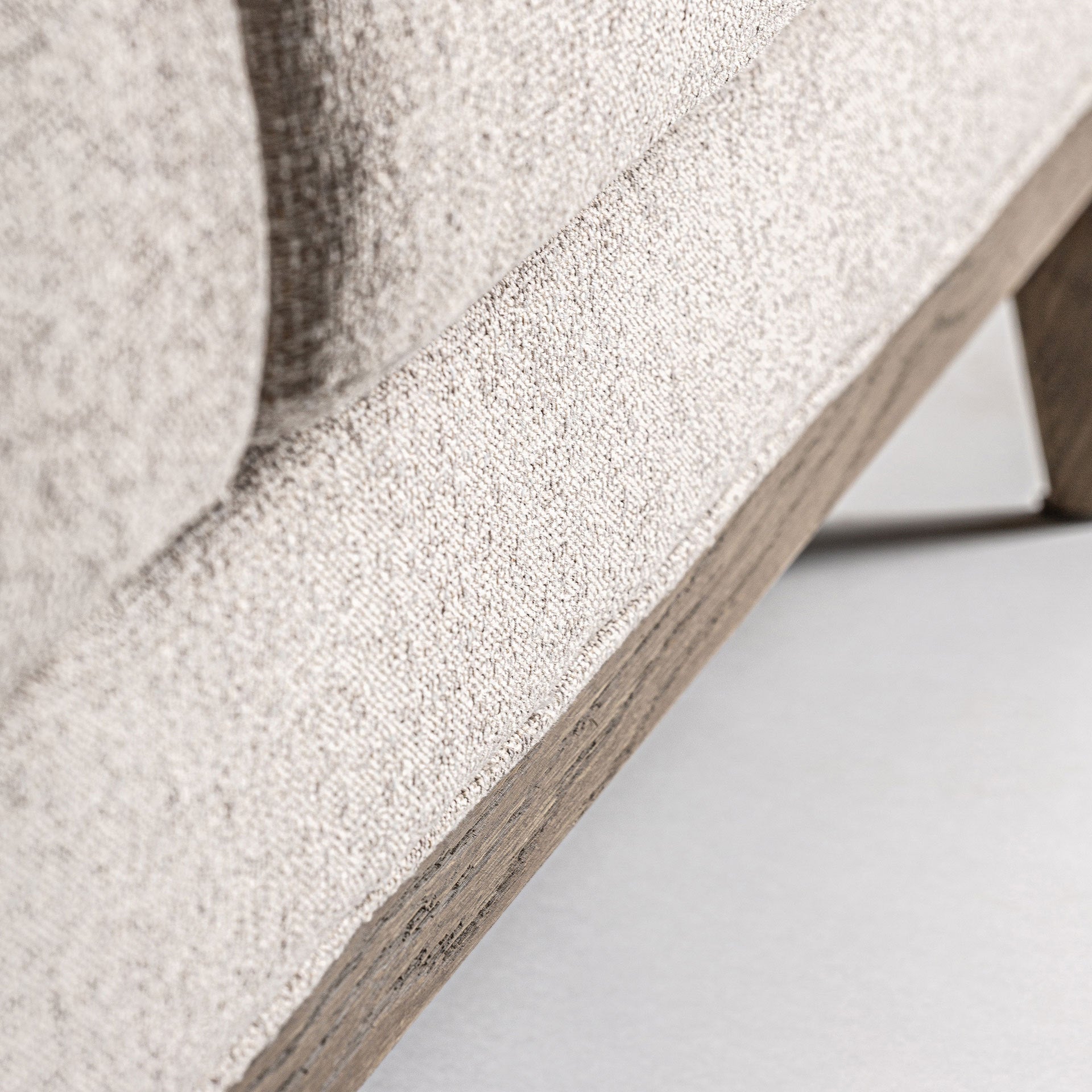 Sofá Silz tres plazas en beige minimalista y colonial