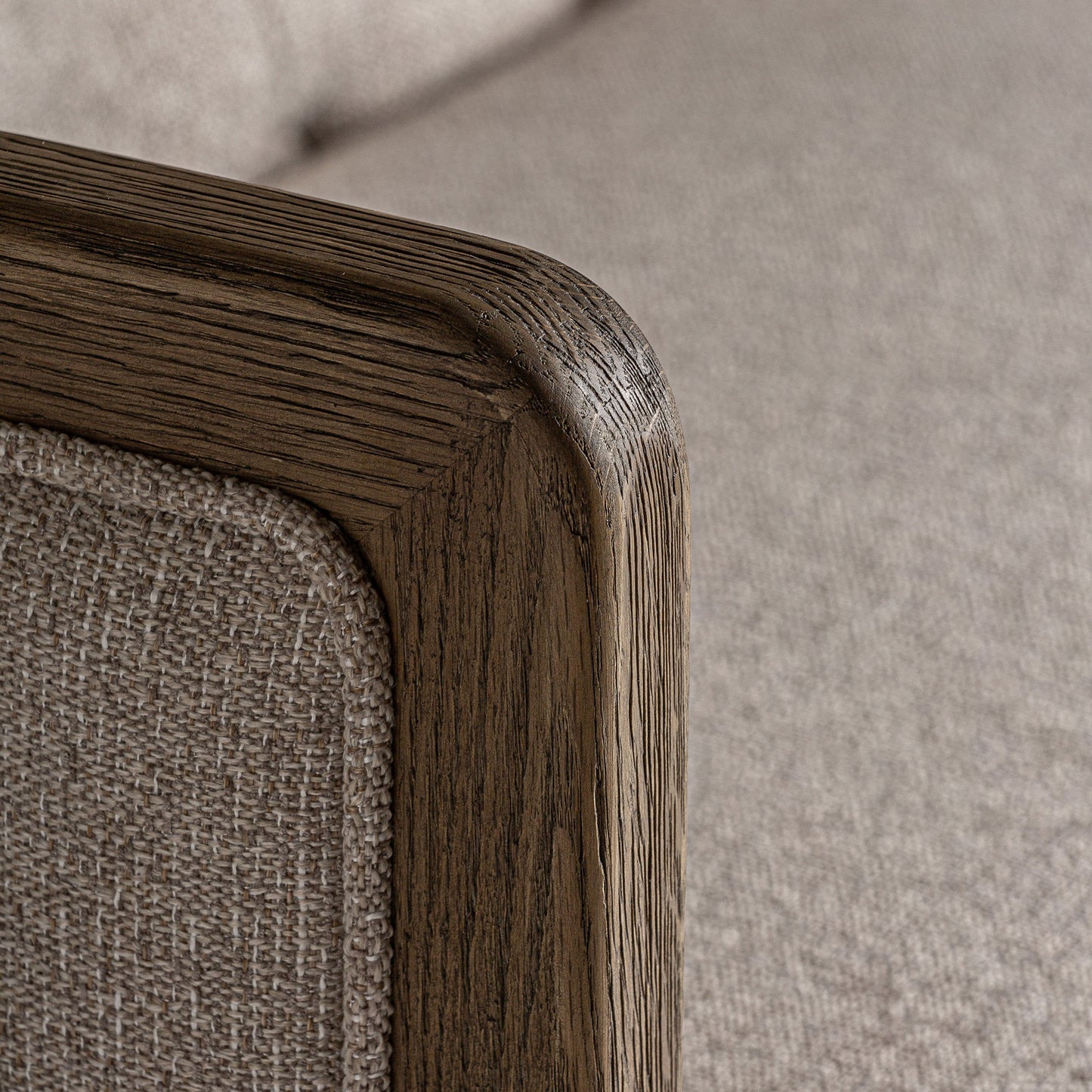 Sofá Silz tres plazas en beige minimalista y colonial