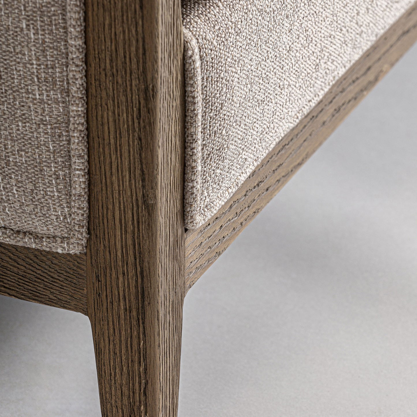 Sofá Silz tres plazas en beige minimalista y colonial