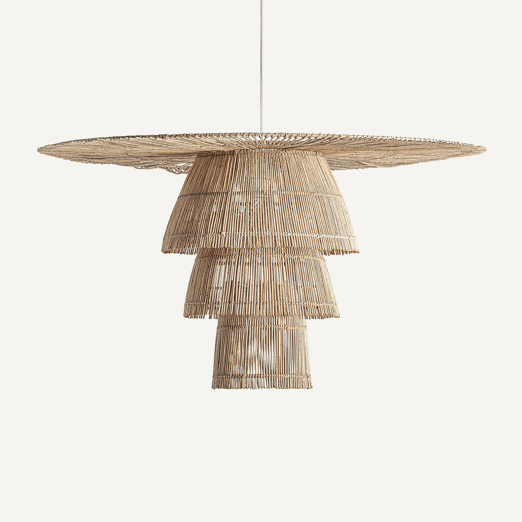 Lámpara de techo fabricada en ratán, color marrón. Estilo boho, para interior y exterior