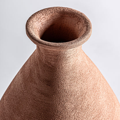 Jarrón en color marrón con acabado texturizado, fabricado entero de cerámica.
