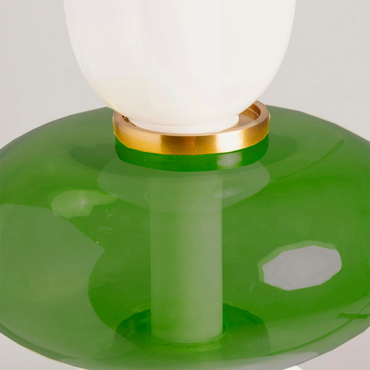 Lámpara de colgar, fabricada de vidrio translúcido color verde y blanco. Tipo cristal Baudelaire