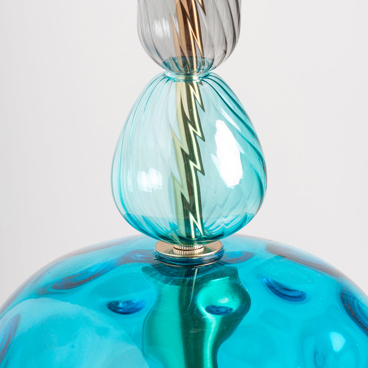 Lámpara de colgar fabricada de vidrio translúcido azul y plata combinado con acero