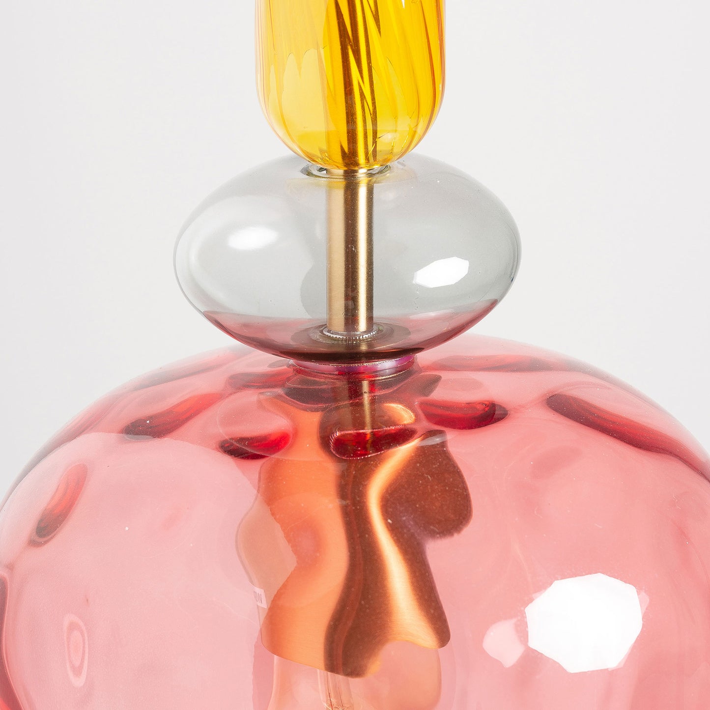 Lámpara de colgar fabricada de vidrio translúcido rosa y amarillo combinado con acero