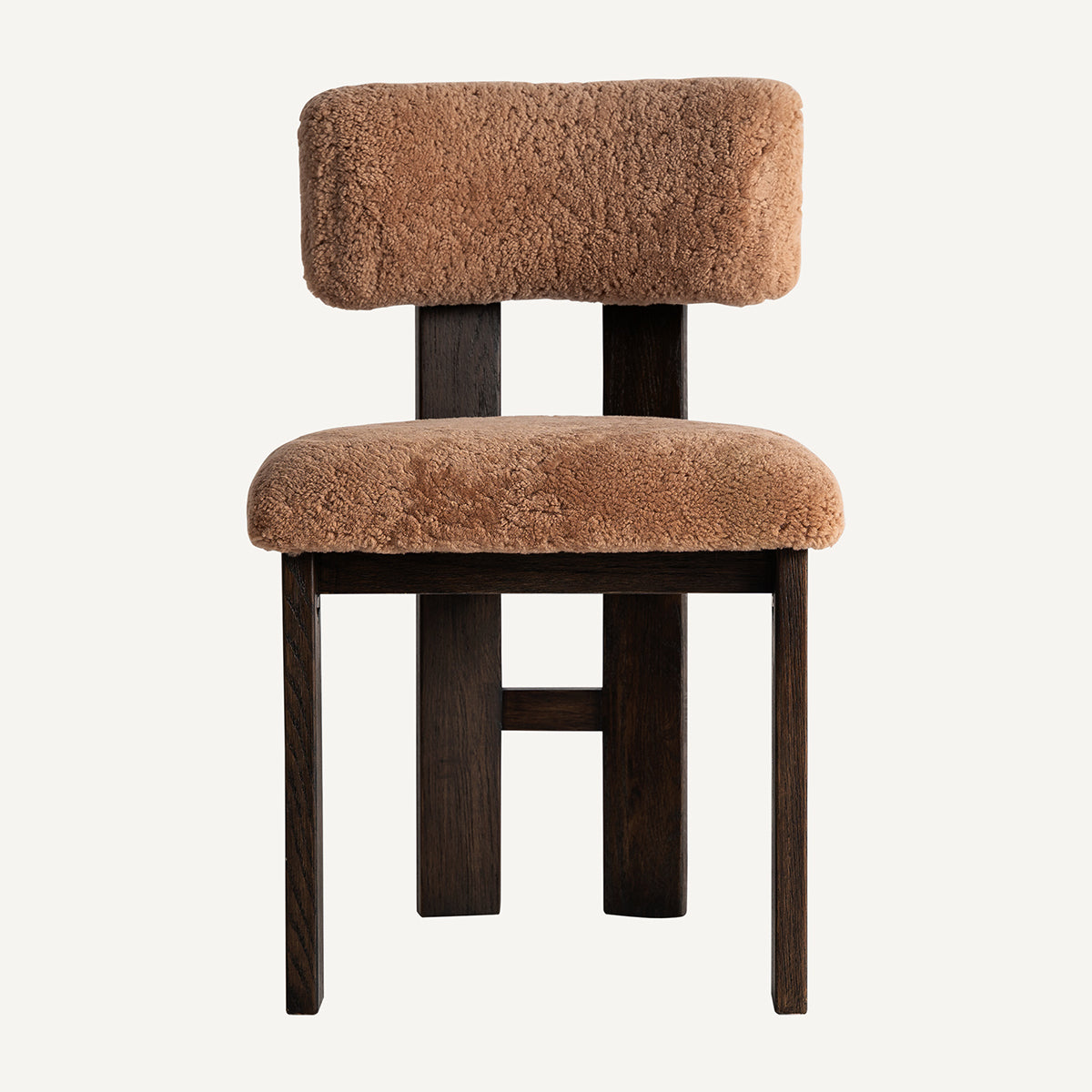 Silla fabricada en madera de fresco marrón oscuro combinado con tejido poliéster tipo bouclé, marrón