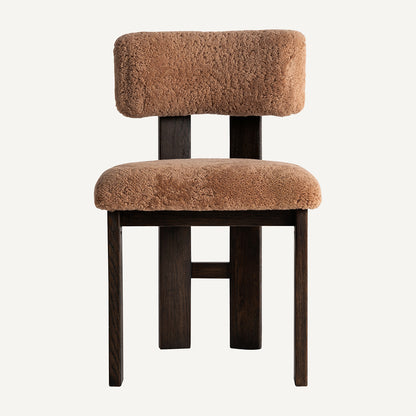 Silla fabricada en madera de fresco marrón oscuro combinado con tejido poliéster tipo bouclé, marrón