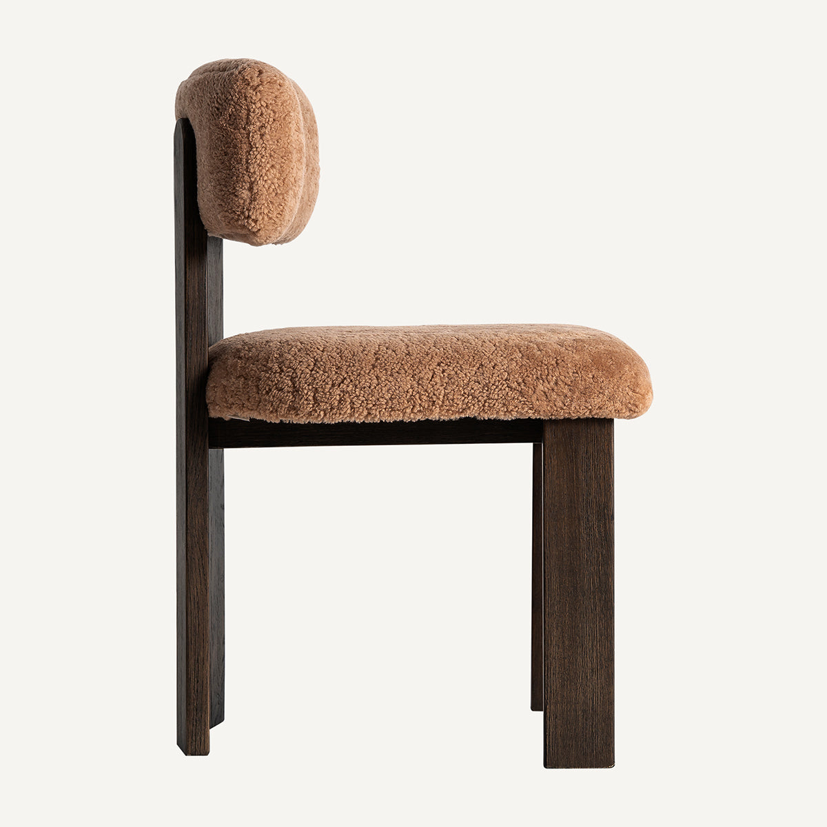 Silla fabricada en madera de fresco marrón oscuro combinado con tejido poliéster tipo bouclé, marrón