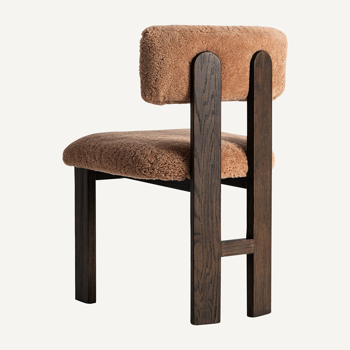 Silla fabricada en madera de fresco marrón oscuro combinado con tejido poliéster tipo bouclé, marrón