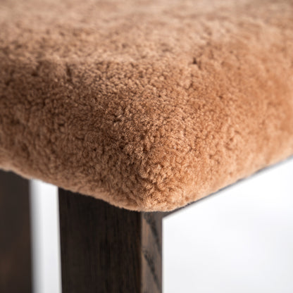 Silla fabricada en madera de fresco marrón oscuro combinado con tejido poliéster tipo bouclé, marrón