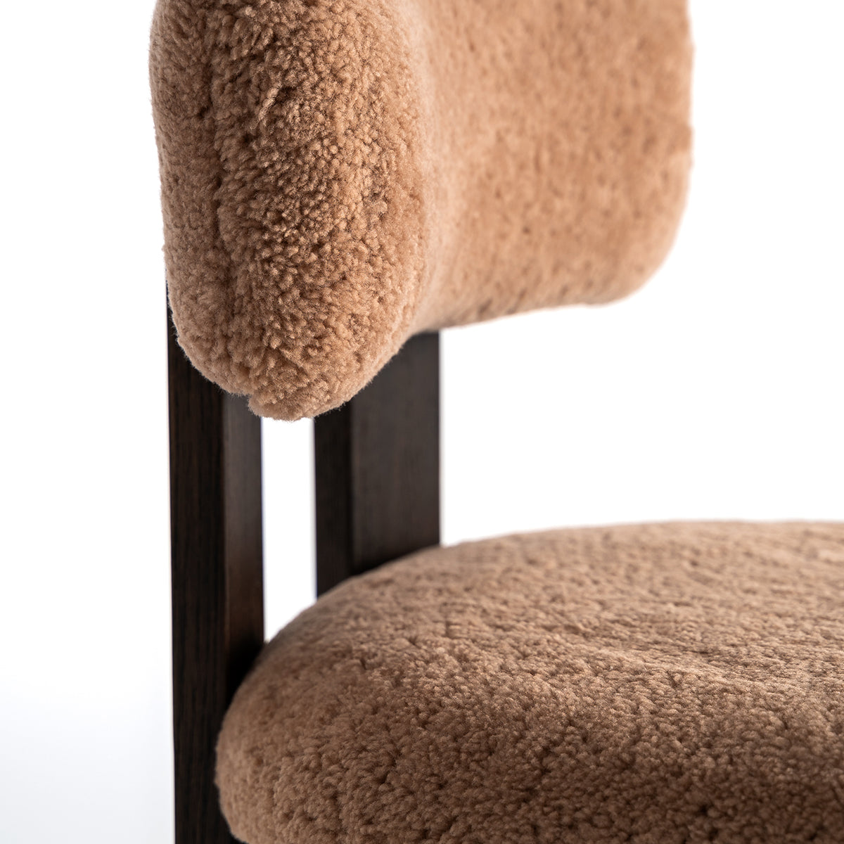 Silla fabricada en madera de fresco marrón oscuro combinado con tejido poliéster tipo bouclé, marrón