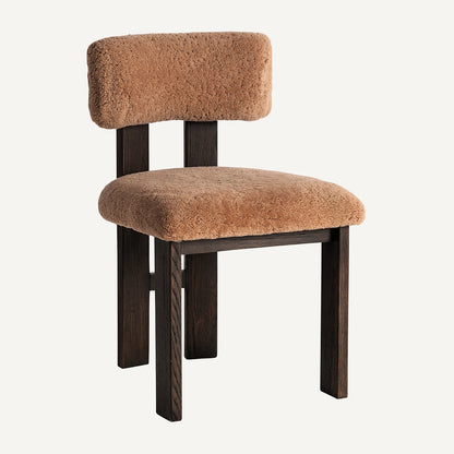 Silla fabricada en madera de fresco marrón oscuro combinado con tejido poliéster tipo bouclé, marrón