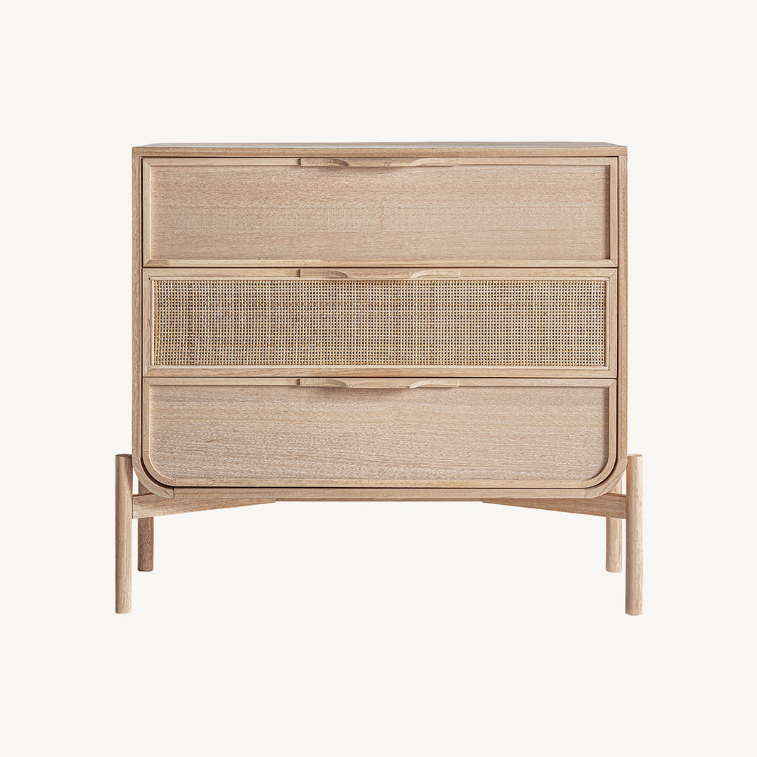 Cómoda en madera clara y ratán