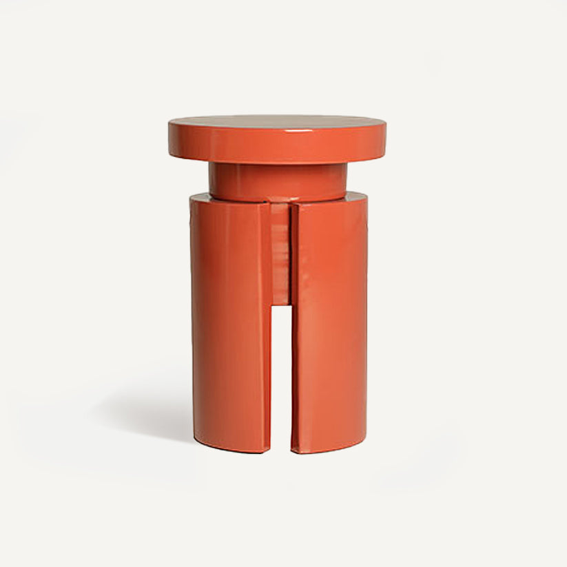 Mesa auxiliar color rojo fabricada de hierro, estilo contemporáneo