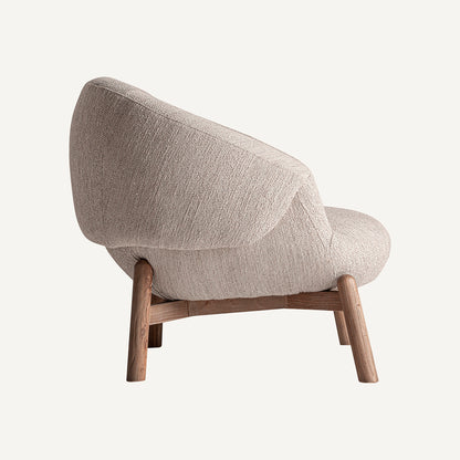 Sillón fabricado en madera de olmo combinado con tapizado poliéster, color beige