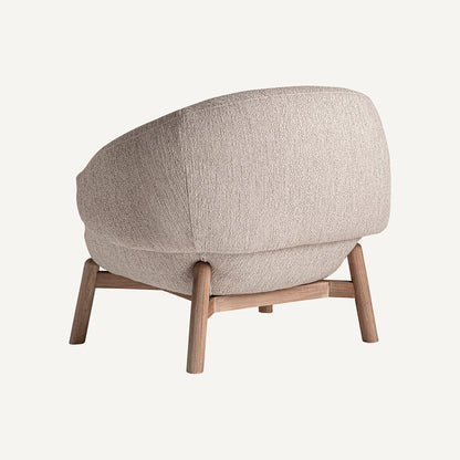 Sillón fabricado en madera de olmo combinado con tapizado poliéster, color beige