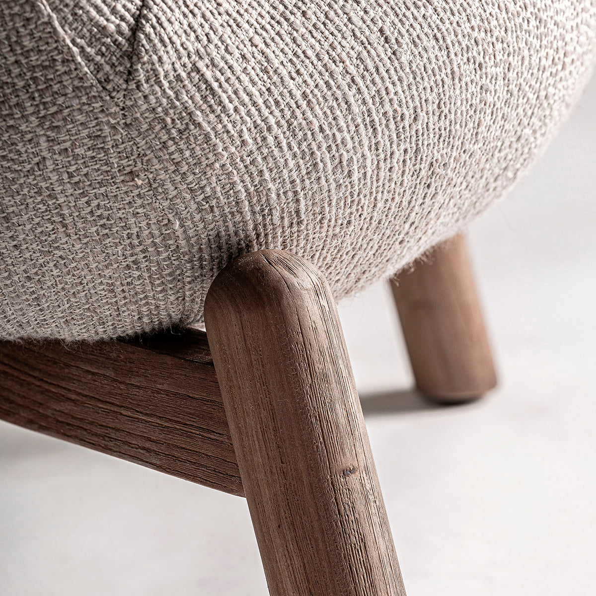 Sillón fabricado en madera de olmo combinado con tapizado poliéster, color beige