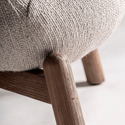 Sillón fabricado en madera de olmo combinado con tapizado poliéster, color beige