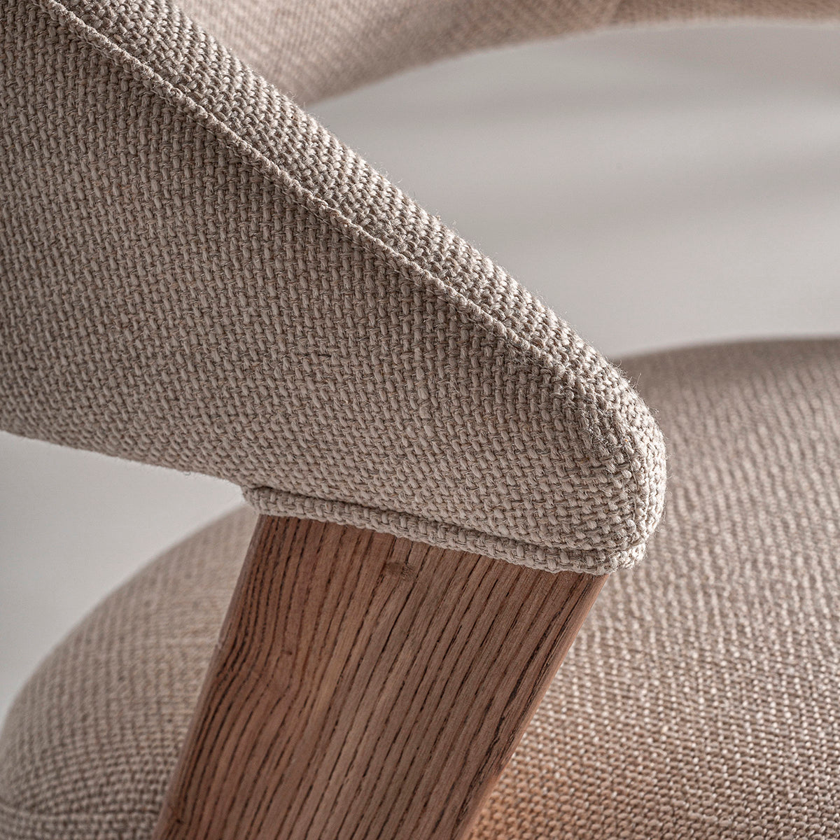 Silla fabricada en madera de roble color marrón claro, con tapicería hidrófuga y antimanchas. Sin brazos