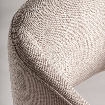 Silla fabricada en madera de roble color marrón claro, con tapicería hidrófuga y antimanchas. Sin brazos