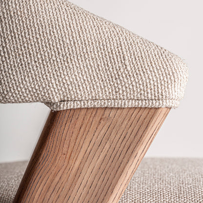 Silla fabricada en madera de roble color marrón claro, con tapicería hidrófuga y antimanchas. Sin brazos