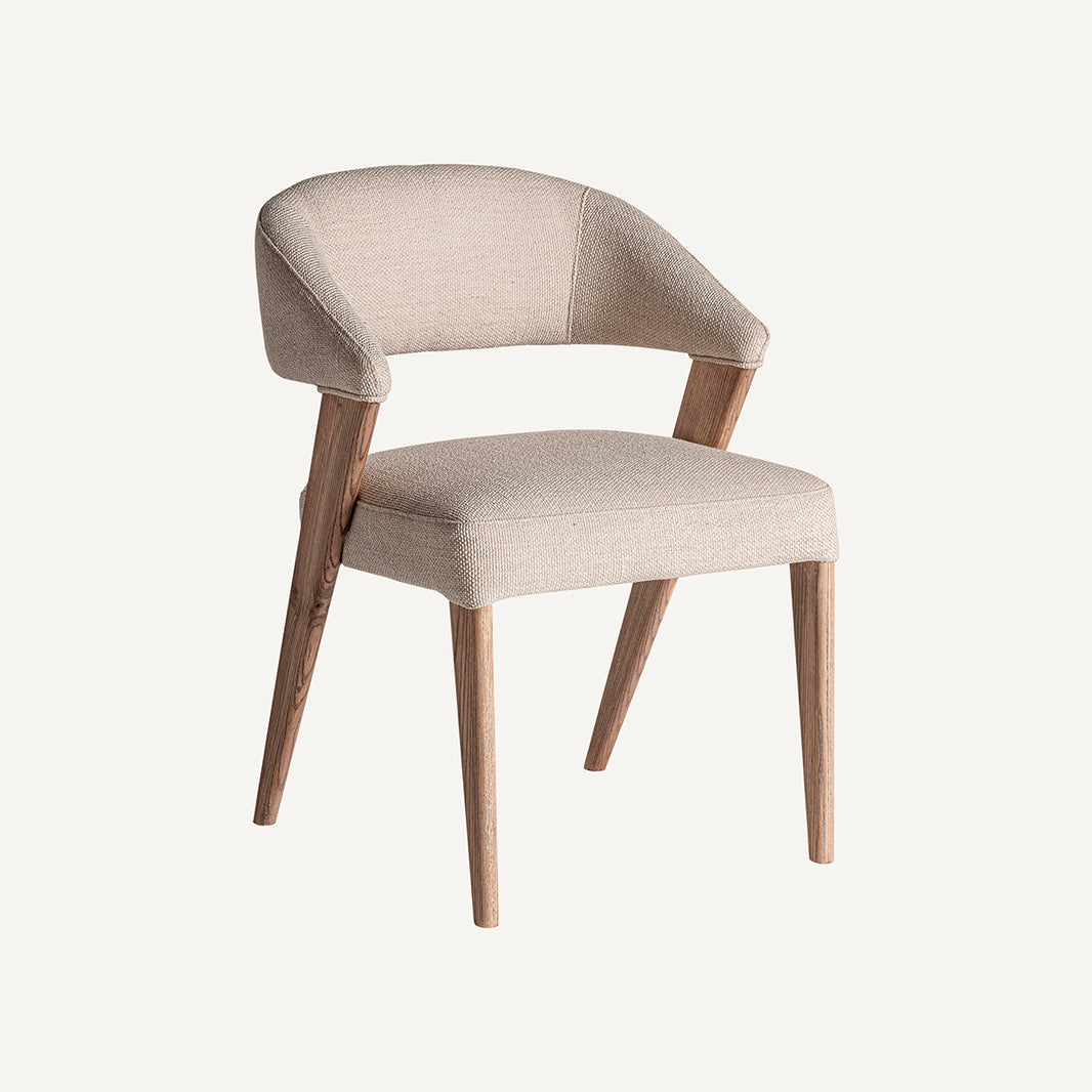 Silla fabricada en madera de roble color marrón claro, con tapicería hidrófuga y antimanchas. Sin brazos