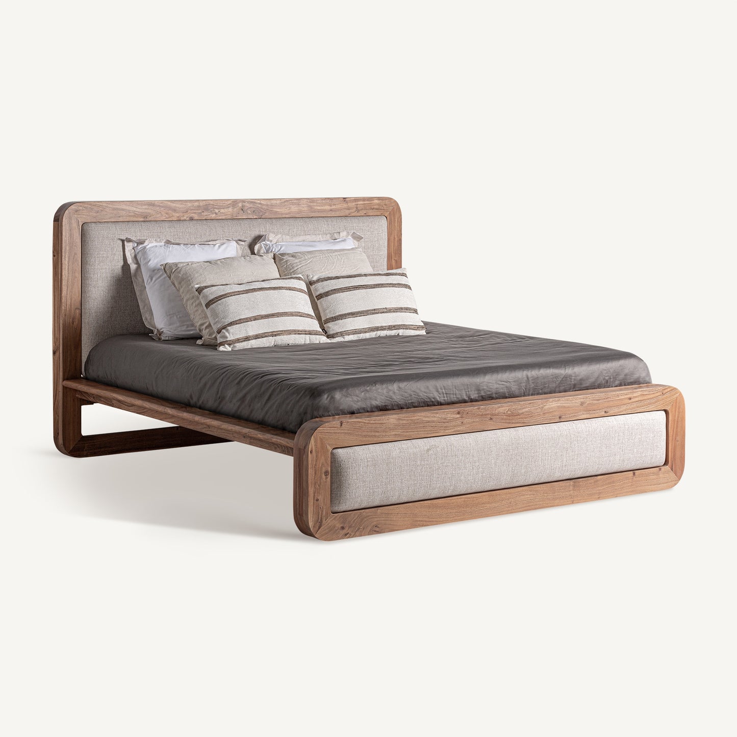 Cama de diseño Mid Century en dormitorio contemporáneo con madera natural
