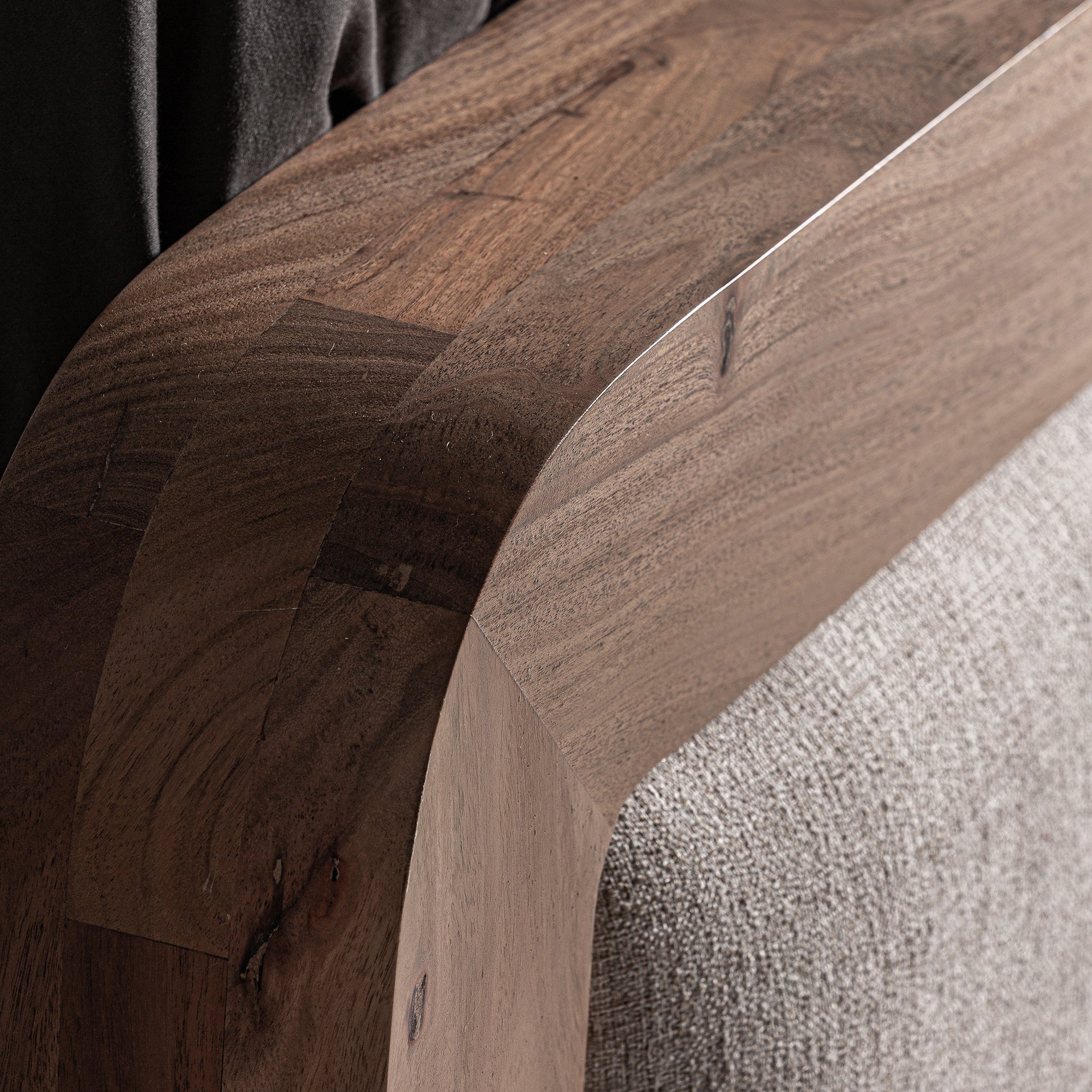 Detalle de cabecero tapizado en tejido beige jaspeado de cama Dangy