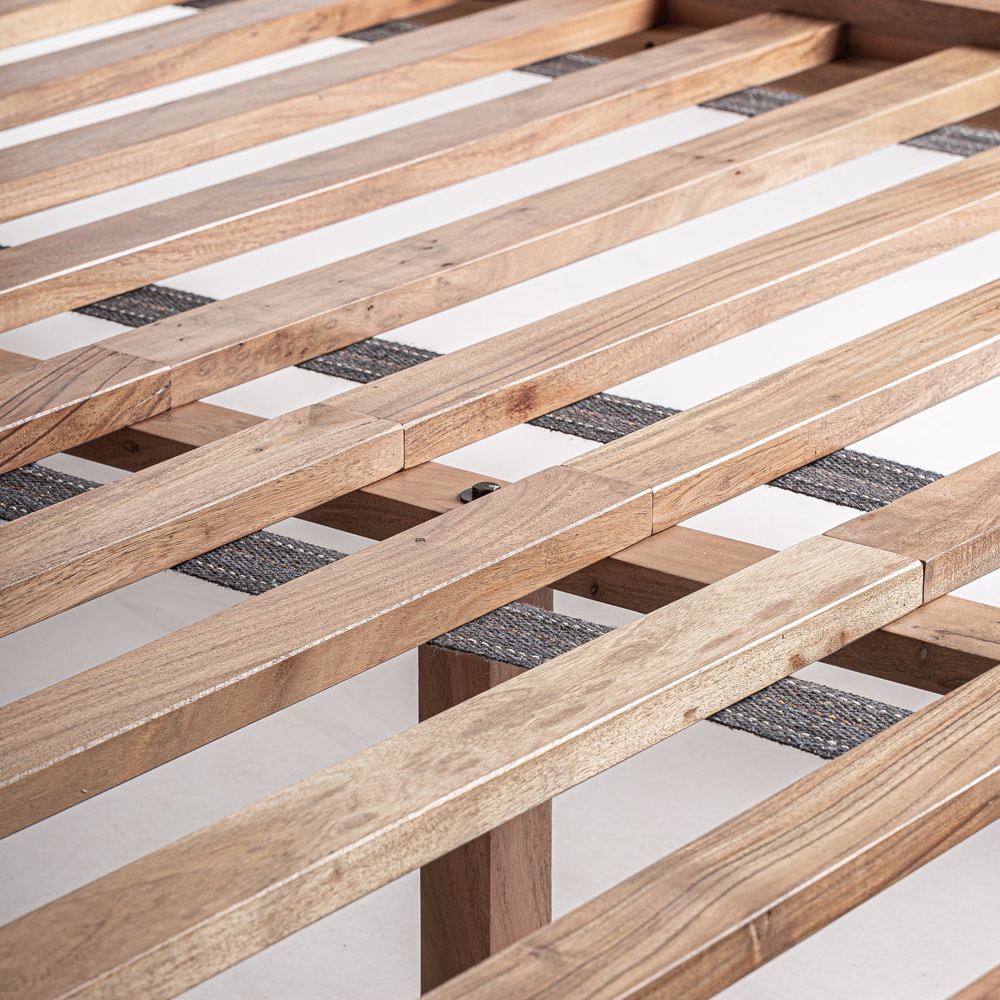 Somier de láminas de madera integrado en cama de diseño contemporáneo