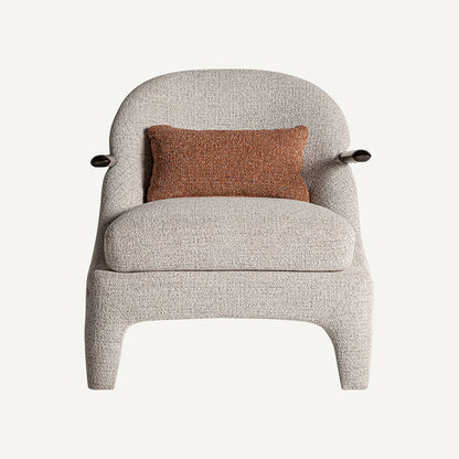 Sillón fabricado en madera de pino, metal negro y tejido poliéster con acabado jaspeado, color beige y marrón.