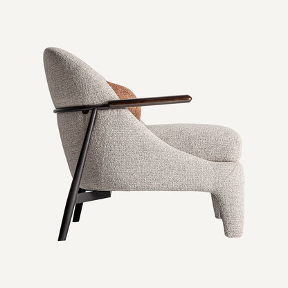 Sillón fabricado en madera de pino, metal negro y tejido poliéster con acabado jaspeado, color beige y marrón.