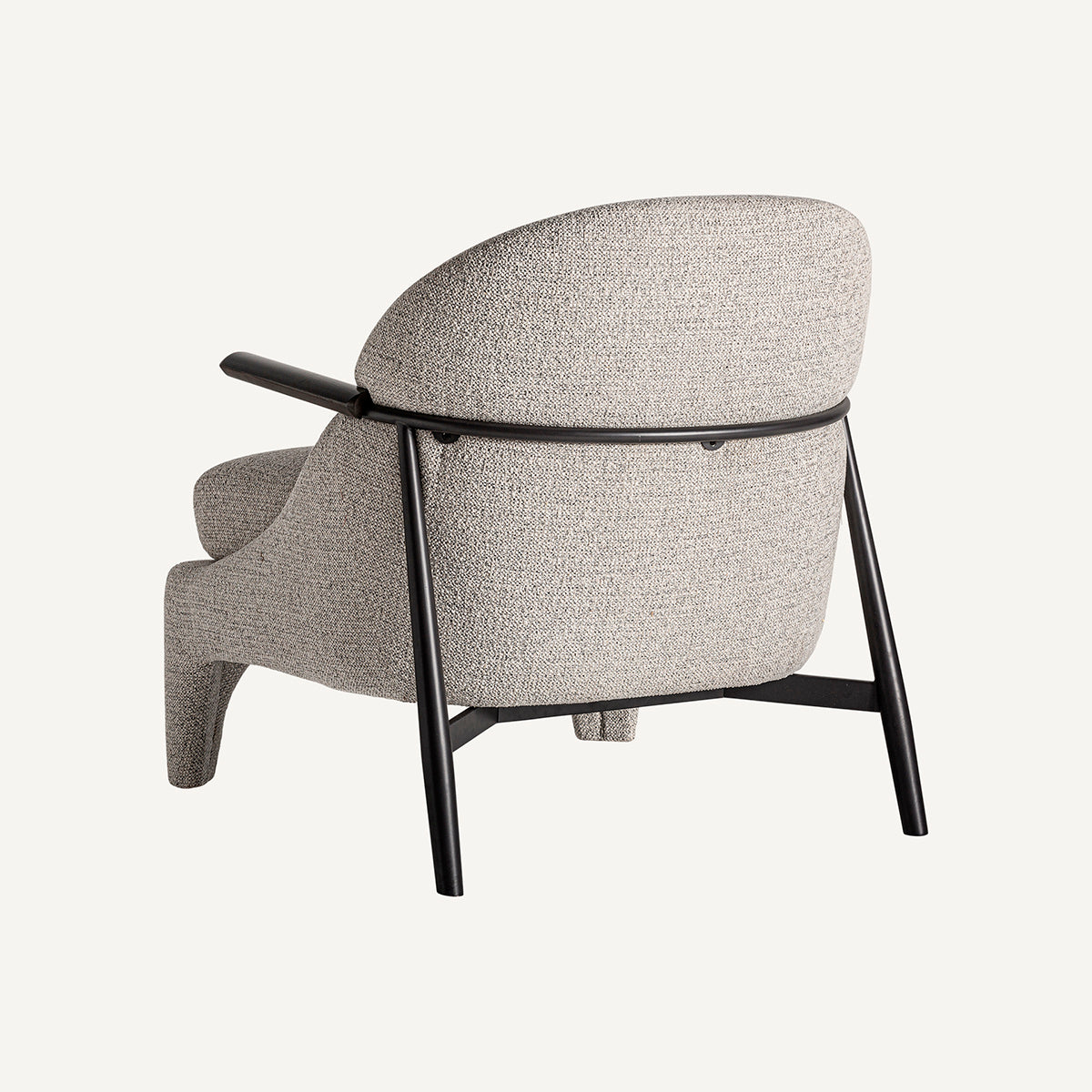 Sillón fabricado en madera de pino, metal negro y tejido poliéster con acabado jaspeado, color beige y marrón.