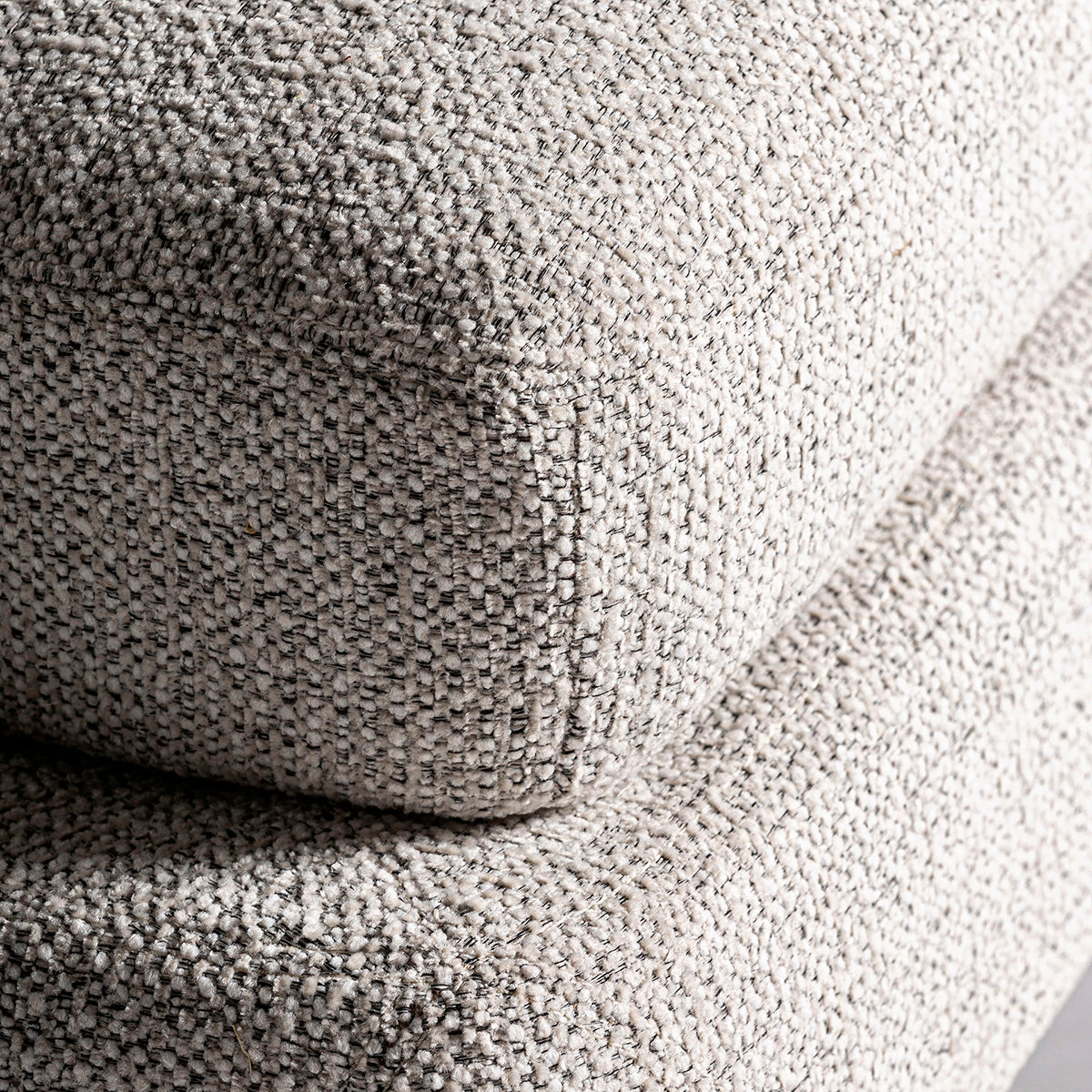 Sillón fabricado en madera de pino, metal negro y tejido poliéster con acabado jaspeado, color beige y marrón.