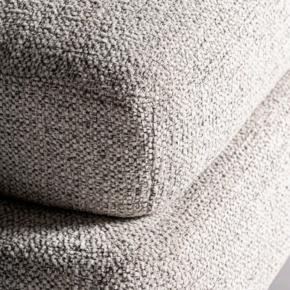 Sillón fabricado en madera de pino, metal negro y tejido poliéster con acabado jaspeado, color beige y marrón.