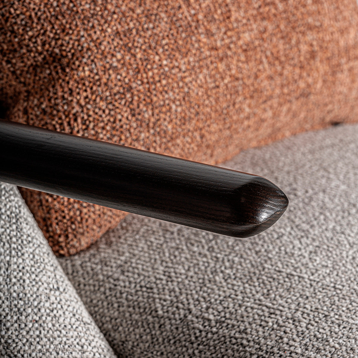 Sillón fabricado en madera de pino, metal negro y tejido poliéster con acabado jaspeado, color beige y marrón.