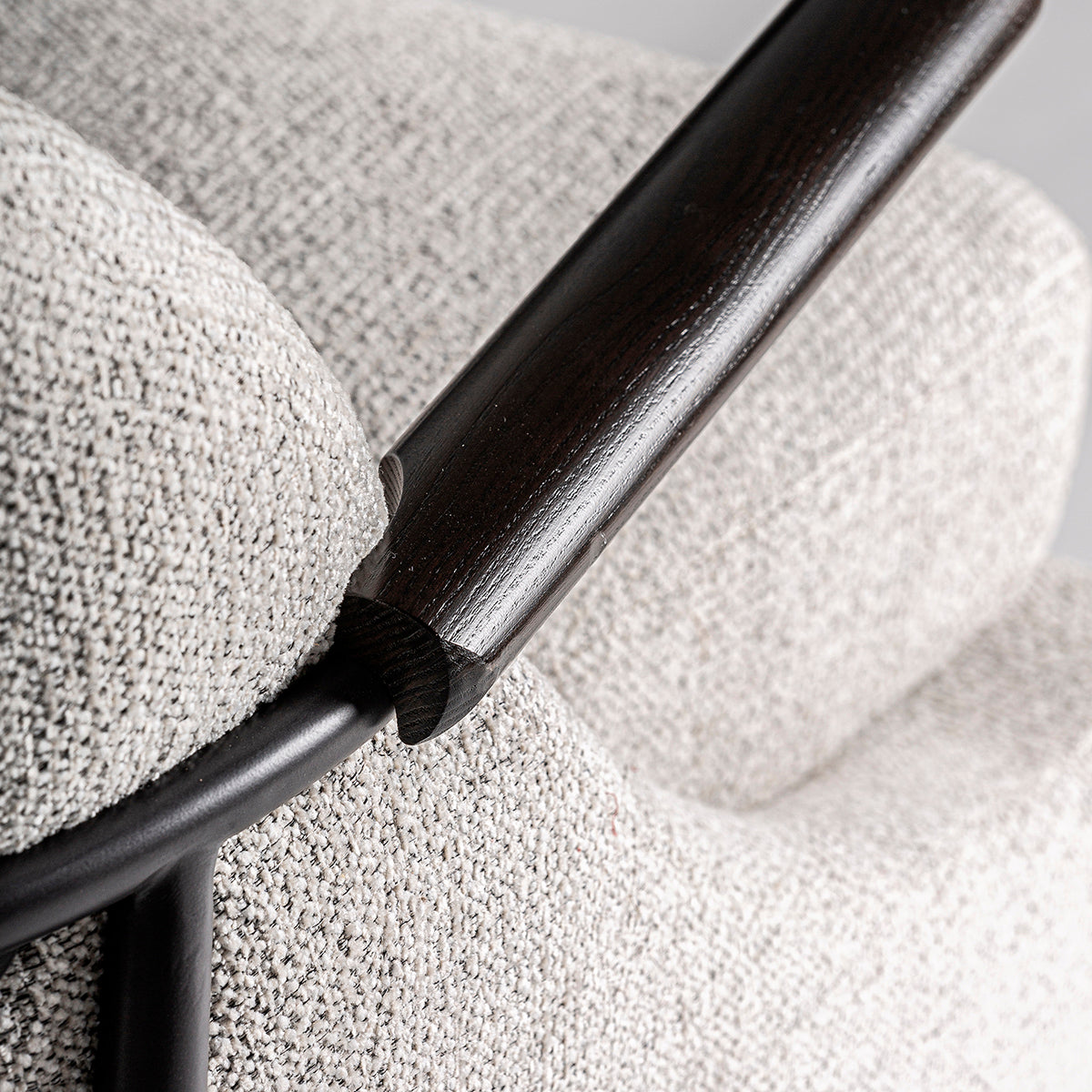 Sillón fabricado en madera de pino, metal negro y tejido poliéster con acabado jaspeado, color beige y marrón.