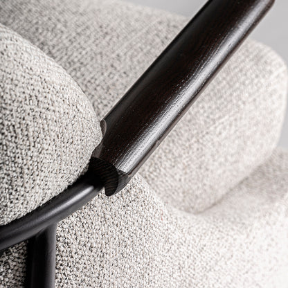 Sillón fabricado en madera de pino, metal negro y tejido poliéster con acabado jaspeado, color beige y marrón.