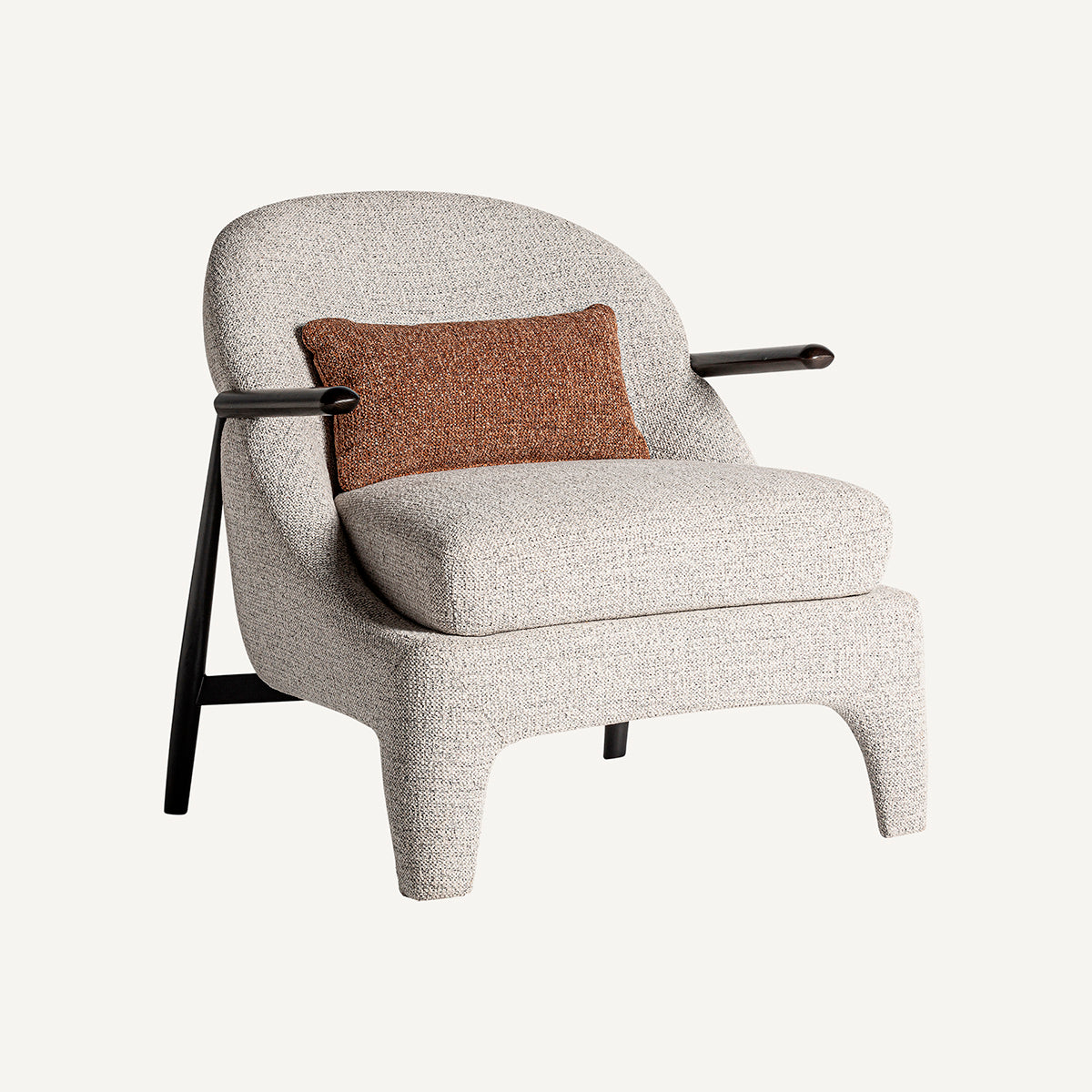 Sillón fabricado en madera de pino, metal negro y tejido poliéster con acabado jaspeado, color beige y marrón.