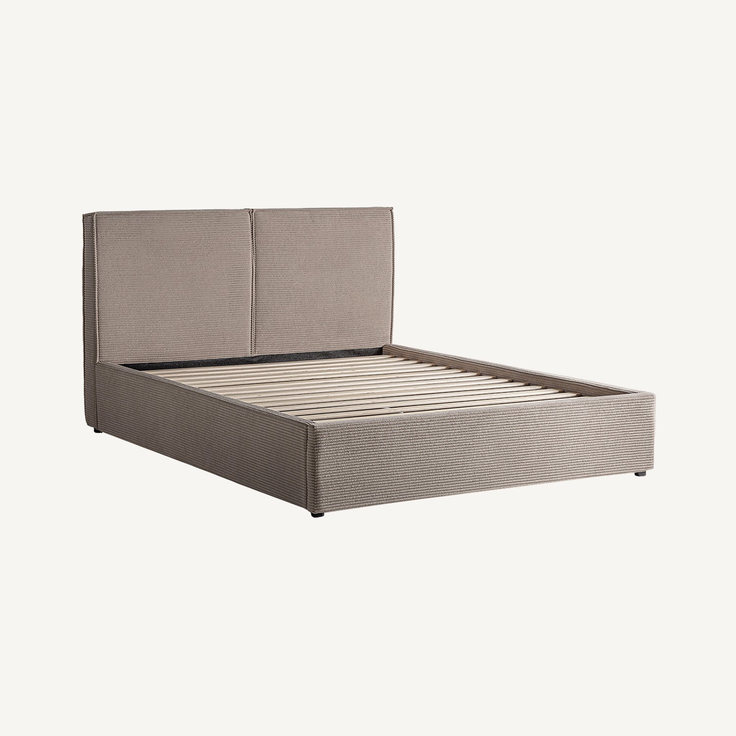 Cama doble tapizada en dormitorio de estilo contemporáneo y tonos neutros