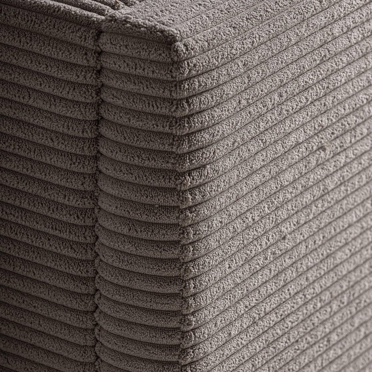Textura de tejido acanalado suave tipo pana en cama tapizada beige