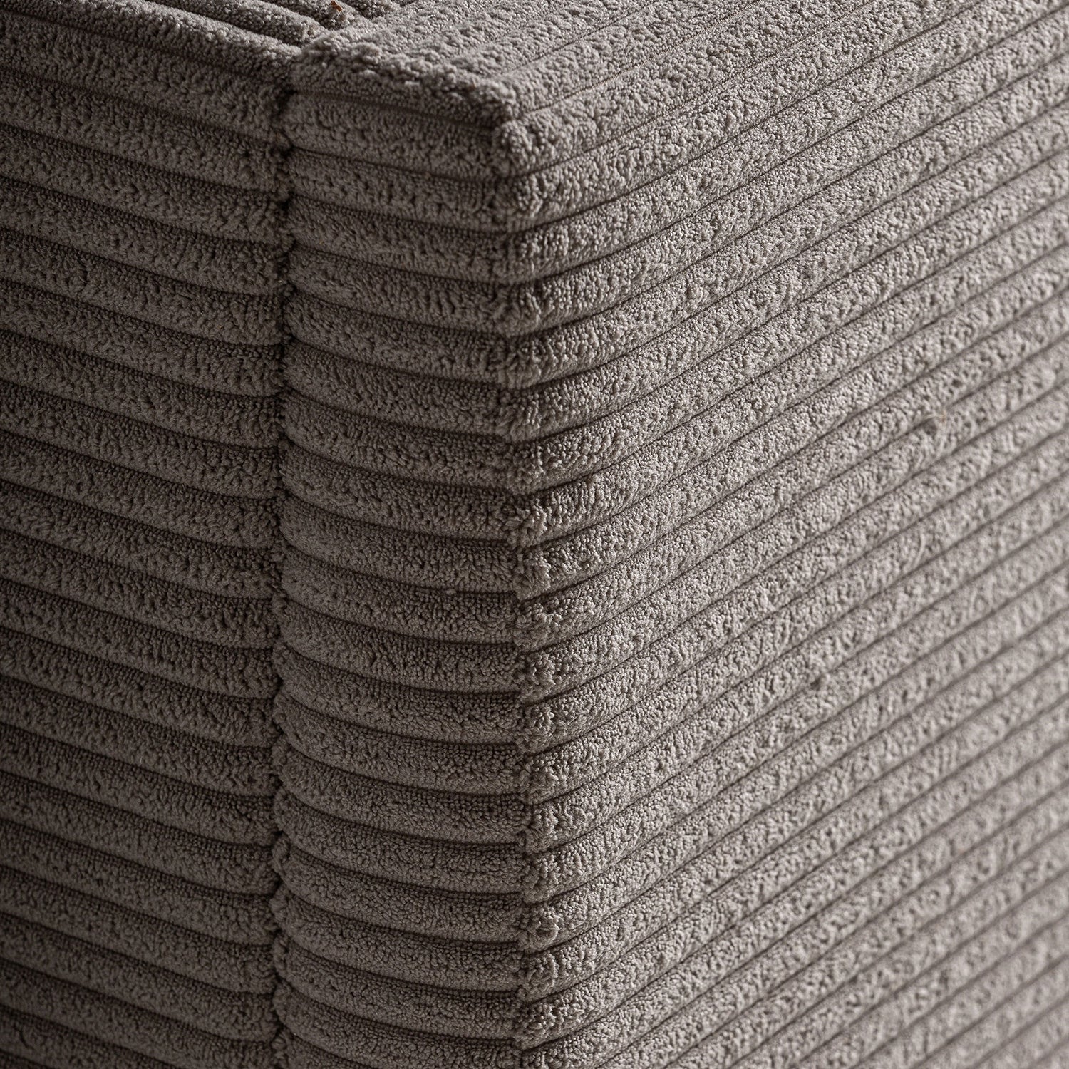 Textura de tejido acanalado suave tipo pana en cama tapizada beige