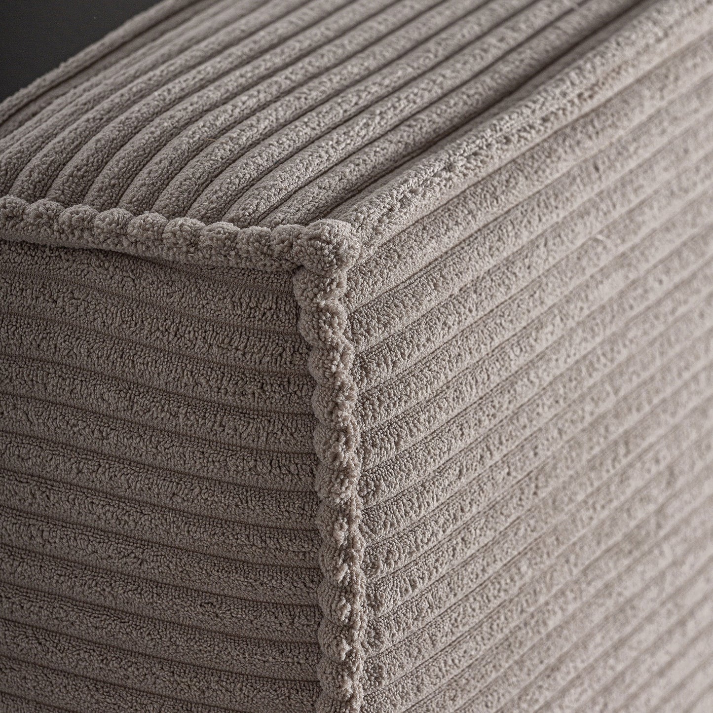 Detalle de tejido tapizado en pana acanalada horizontal color beige topo