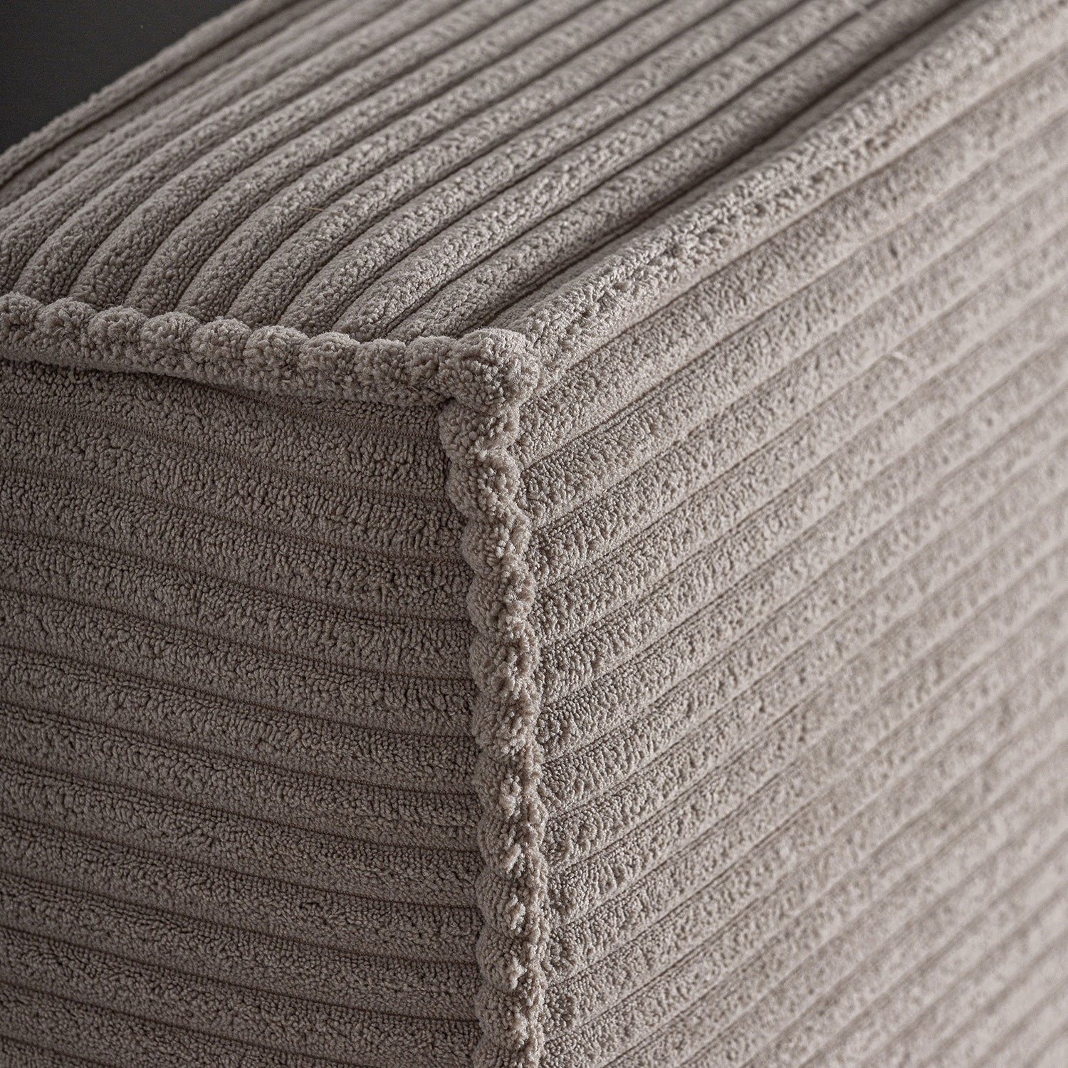 Detalle de tejido tapizado en pana acanalada horizontal color beige topo