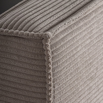 Detalle de tejido tapizado en pana acanalada horizontal color beige topo