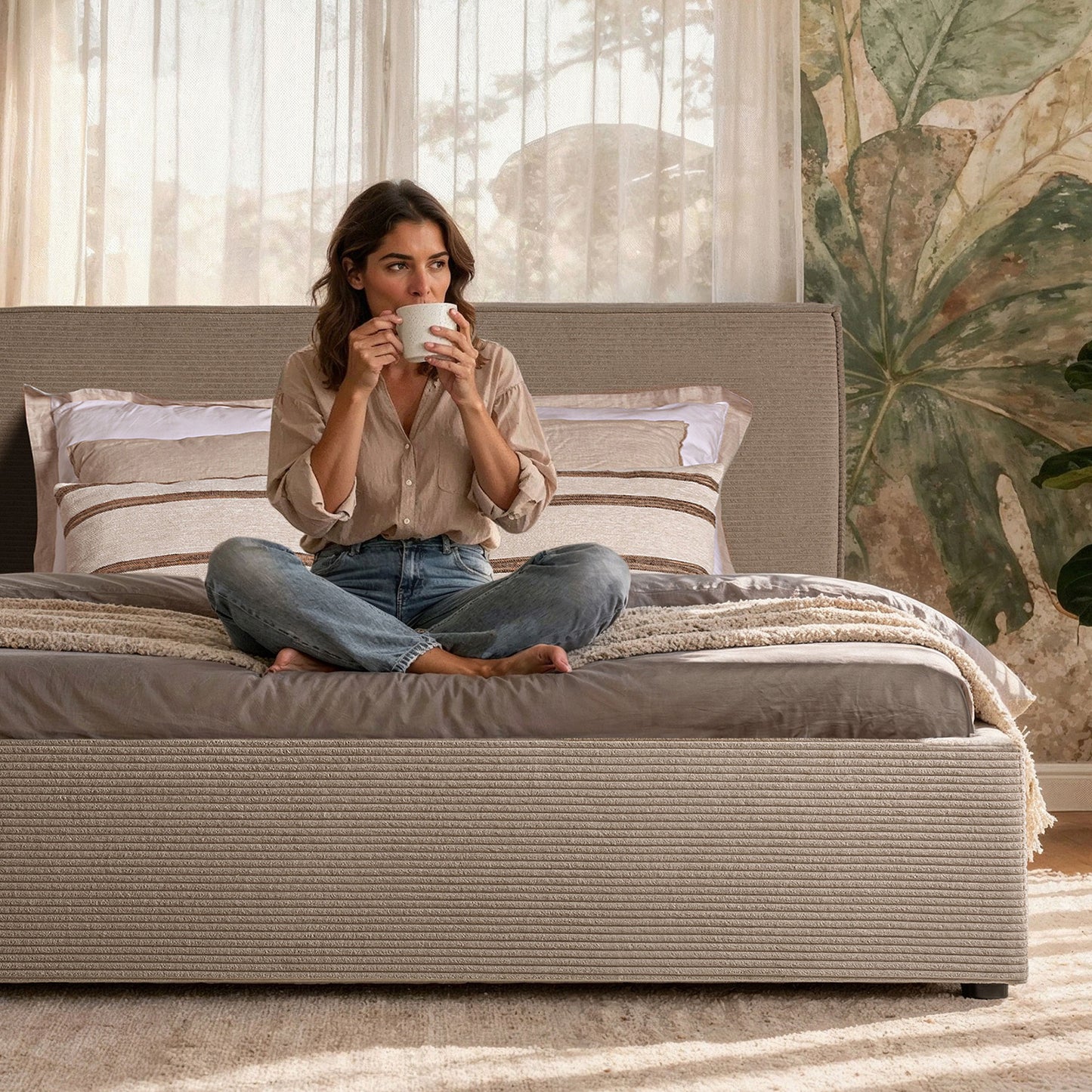 Cama tapizada contemporánea diseñada para aportar confort y equilibrio al dormitorio