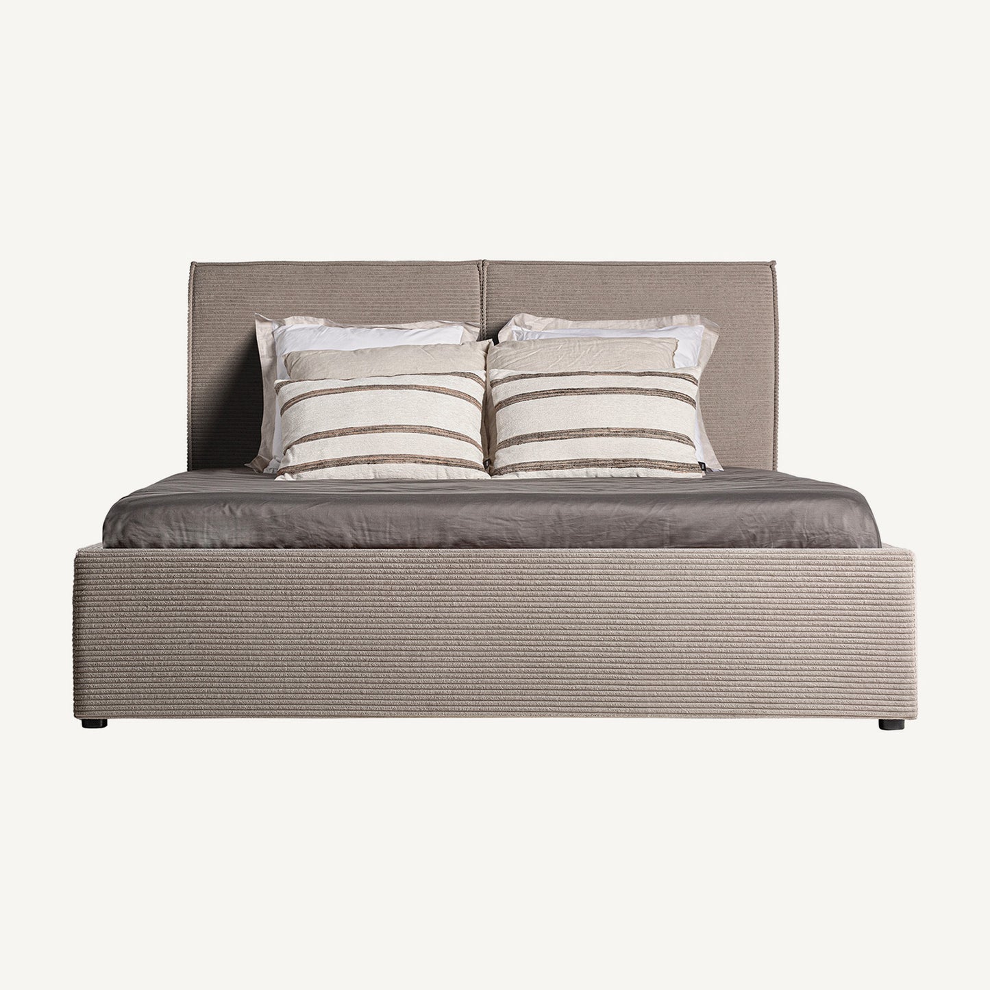 Cama Natasha tapizada en beige topo para espacios de descanso con estilo