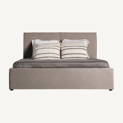 Cama Natasha tapizada en beige topo para espacios de descanso con estilo