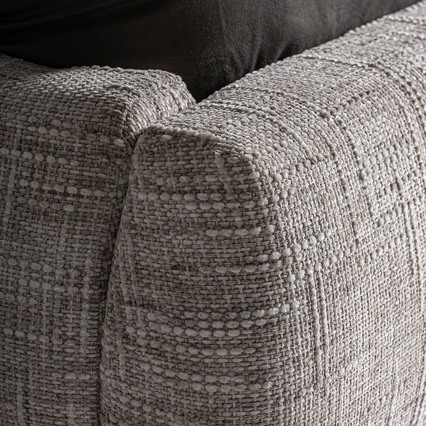 Cama tapizada en tejido jacquard con tonos marrones y beige