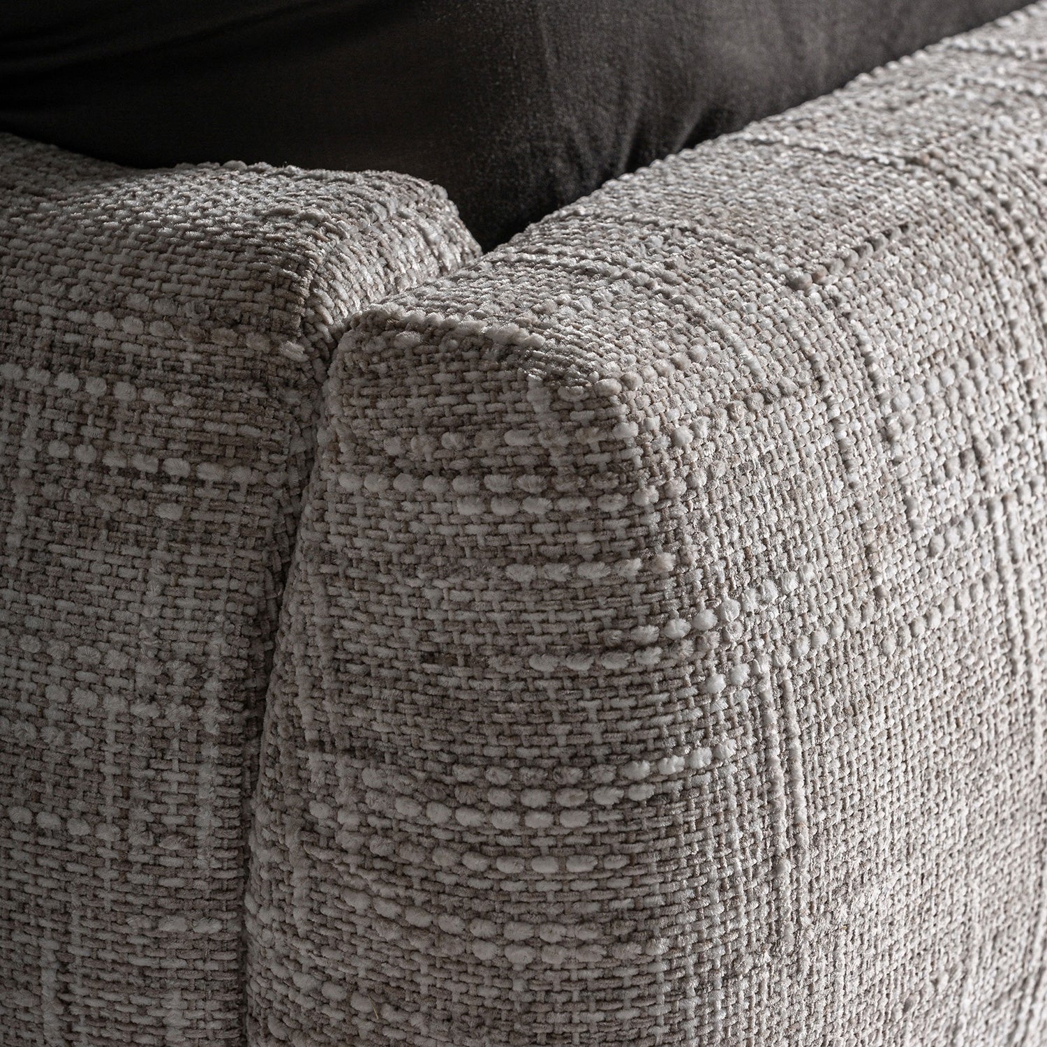Cama tapizada en tejido jacquard con tonos marrones y beige