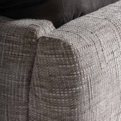 Cama tapizada en tejido jacquard con tonos marrones y beige